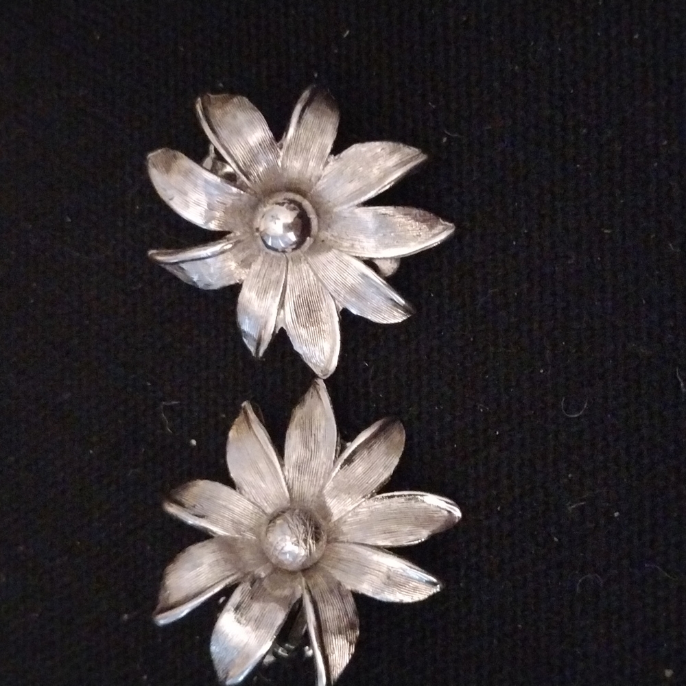 Vintage Silver Tone Flower Clip On Earrings